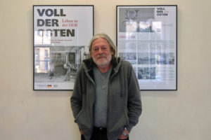 Der Fotograf Harald Hauswald von Tafeln der Ausstellung "Voll der Osten", aufgenommen am 13. Februar 2018 im Podewil Berlin