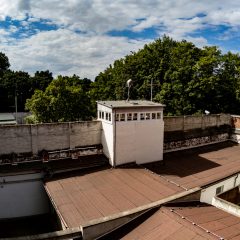 Blick auf den ehemaligen Wachturm der UHA des MfS