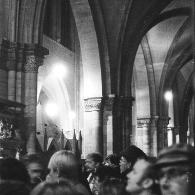 Magdeburger nehmen im Herbst 1989 an einer Kundgebung im Magdeburger Dom teil.