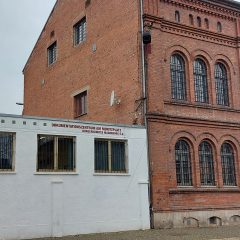 Außenansicht des Dokumentationszentrums (weißer Anbau) und der Gedenkstätte Moritzplatz