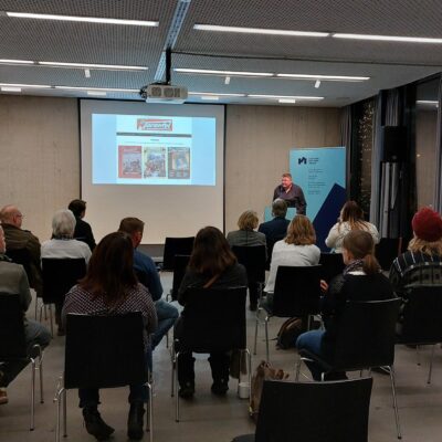 Herr Norbert Kerkhey präsentiert die Multimedia-Applikation.