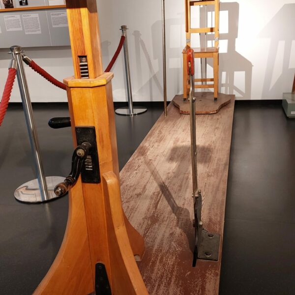 Fotostuhl zum Zweck erkennungsdienstlicher Maßnahmen in der UHA am Moritzplatz, Standort heute: Dauerausstellung der Gedenkstätte Moritzplatz Raum 8