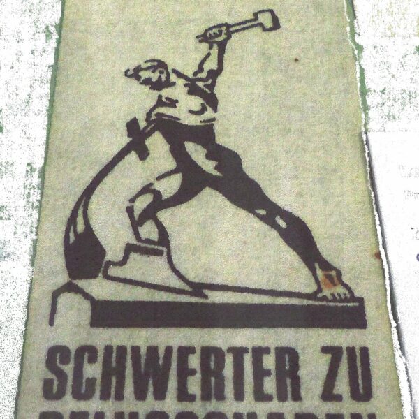Zu der ersten Friedensdekade im November 1980 wurden unter dem Motto "Frieden schaffen ohne Waffen" Lesezeichen aus Vliesstoff mit dem Symbol "Schwerter zu Pflugscharen" hergestellt.