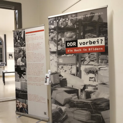 Die Fotoausstellung wird mit zwei Roll-Ups eröffnet.