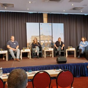 Podiumsgespräch am 29.04.2022 mit Judith Mayer, Anja Neubert, Dr. Nico Nolden und Leonie Schöler. Moderiert von Miriam Menzel (Kooperative Berlin)