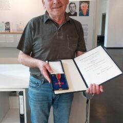 Wolfgang Bischoff vor seiner Medienstation in der Dauerausstellung der Gedenkstätte Moritzplatz (Raum 11)