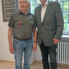 Wolfang Bischoff (links) mit Schulfreund Dr. Carl Gerhard Winter (rechts) in der Gedenkstätte Moritzplatz