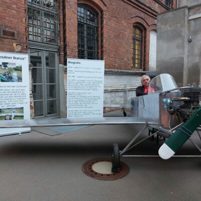 Herr Michael Schlosser in seinem selbstgebauten Flugzeug