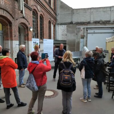 Interessierte Besucher nahmen an den öffentlichen Führungen teil. 