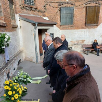 Kranzniederlegung mit Dr. Frank Stucke, Landtagsvizepräsidentin Annemarie Käding, Dr. Wolfram von Scheliha (Büro der Landesbeauftragten), Dr. Carl-Gerhard Winter (Landesvorsitzender VOS Sachsen-Anhalt), Wolfgang Bischoff (VOS Sachsen-Anhalt), Rainer Andratschke (Vereinsvorsitzender Bürgerkomitee Magdeburg e.V.),  Herr Ackermann (Volksbund Deutsche Kriegsgräberfürsorge)