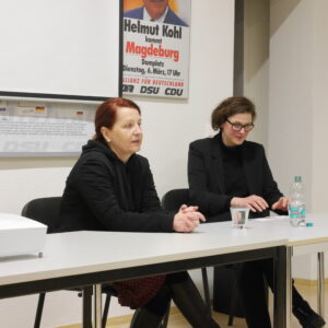 Yvonne Kalinna (rechts), Referentin der Landesbeauftragten, im Gespräch mit der Regieseurin Dr. Sylvia Wenzel (links)