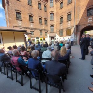 Gedenkveranstaltung auf dem Innenhof der Gedenkstätte Moritzplatz