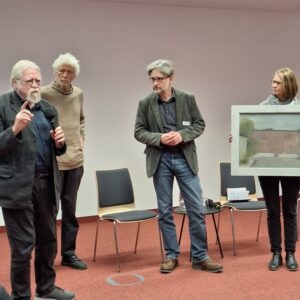 Lothar Tautz (links) berichtet über die Entstehung des Ölgemäldes von Zeitzeuge Christian Radeke