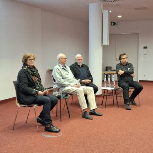 Die Landesbeauftragte (links) im Gespräch mit Dr. Carl-Gerhard Winter (Vorsitzender VOS Sachsen-Anhalt), Lothar Tautz und Dr. André Gursky