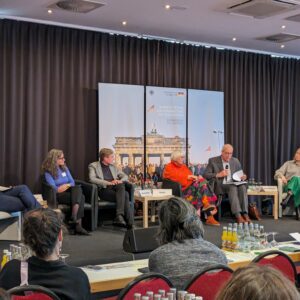 Korbinian Frenzel im Gespräch mit Uwe Neumärker, Sabine Rennefanz, Claudia Roth, Prof. Dr. Martin Sabrow und Louisa Slavkova