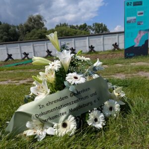 Gedenkkranz des Dokumentationszentrums und des Bürgerkomitees Magdeburg e.V.