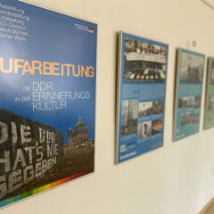 Präsentation der Plakatausstellung im 1. Obergeschoss der Gedenkstätte