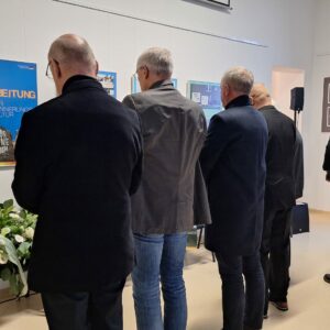 vl.n.r.: Rainer Andratschke (Vereinsvorsitzender Bürgerkomitee Magdeburg e.V.), Thorsten Kroll (Beigeordneter für Finanzen und Vermögen LHS Magdeburg), Rüdiger Erben (Vertreter des Landesvorstandes des Volksbundes Deutsche Kriegsgräberfürsorge e.V.), Thoralf Steinforth (Bundesvorstand der Vereinigung für Opfer des Stalinismus in Sachsen-Anhalt e.V.), Yvonne Kalinna (Stellvertreterin des Landesbeauftragten Johannes Beleites), Dr. Frank Stucke (Gedenkstätte Moritzplatz Magdeburg)