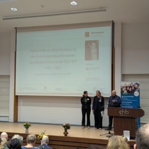 Prof. Dr. Anke Dreier-Horning (links), Annabell Bergander (Mitte, Moderation) und Prof. Dr. Karsten Laudien eröffnen die Abschlusstagung