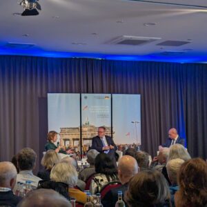 Nine-Christine Müller (Host "Ostwärts) im Gespräch mit Mario Voigt (Ministerpräsident Thüringen) und Basil Kerski (Präsident Haus der Geschichte in  NRW)