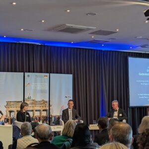 Tina Handel (ARD Hauptstadtstudio, links) im Gespräch mit Cornelia Thiele (Kuratorin Sammlung & Archiv Stiftung Berliner Mauer), Dr. Robin Mishra (BKM) und Dr. Helge Heidemeyer (Gedenkstätte Berlin Hohenschönhausen)