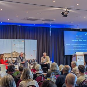 Dr. Ulrich Mählert (Bundesstiftung Aufarbeitung, rechts) im Gespräch mit Karoline Gil (Vorstandsmitglied Deutsche Gesellschaft Osteuropakunde, links) und Historiker Prof. Dr. Martin Sabrow (Mitte)