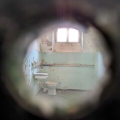 Blick in eine Zelle im Zellenhaus des Südflügels in der Gedenkstätte Hoheneck