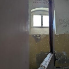 Blick in eine Zelle im Zellenhaus des Südflügels in der Gedenkstätte Hoheneck