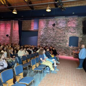 Zeitzeuge Günter Wetzel im Gespräch mit den Schülerinnen und Schülern